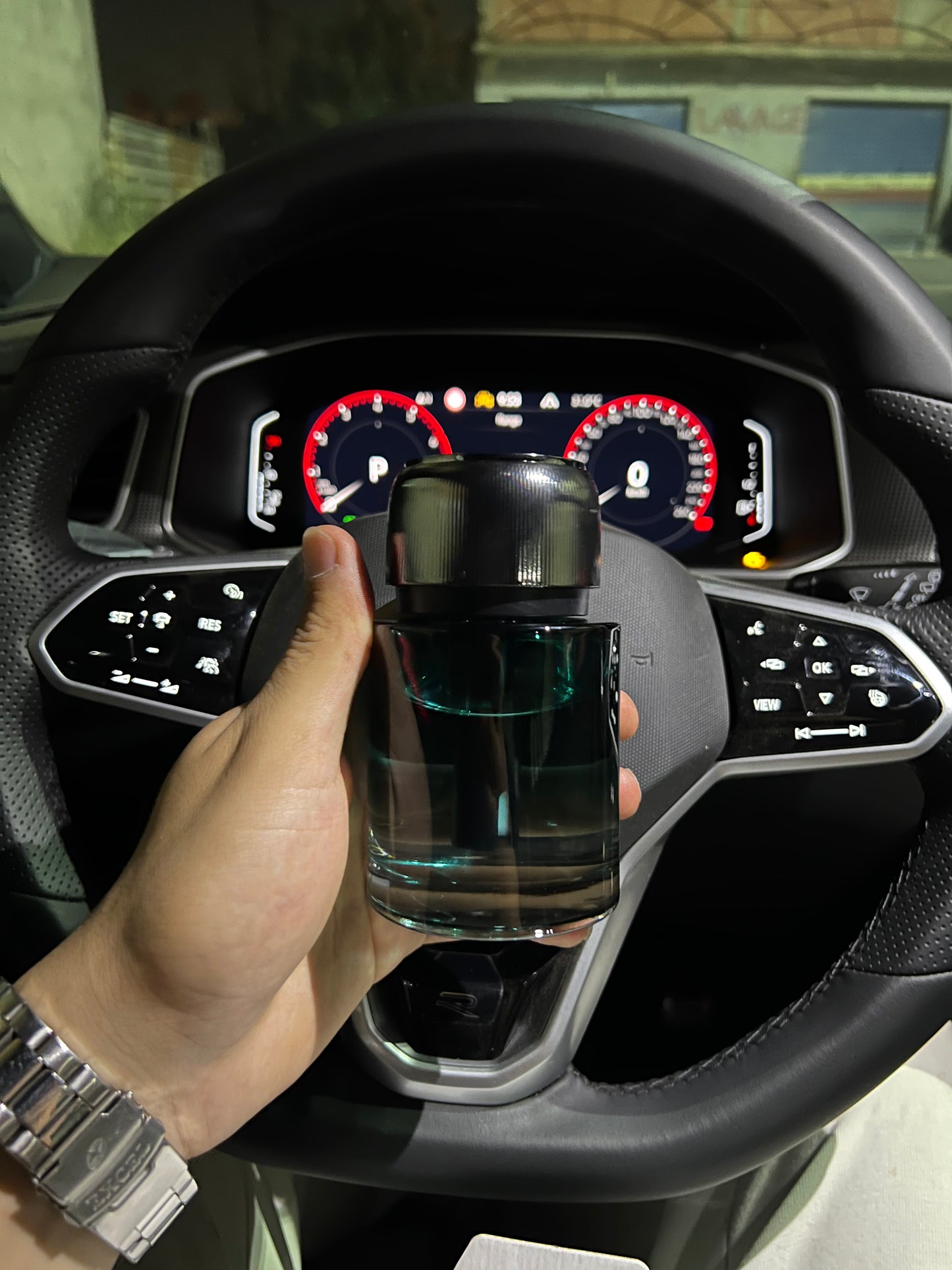 إكتشف جهاز التعطير الذكي لسيارتك🚗 مع تقنية LED💥✨ جهاز واحد، يعطّر، يضيء، ويبهرك!” ✨⚙️.
