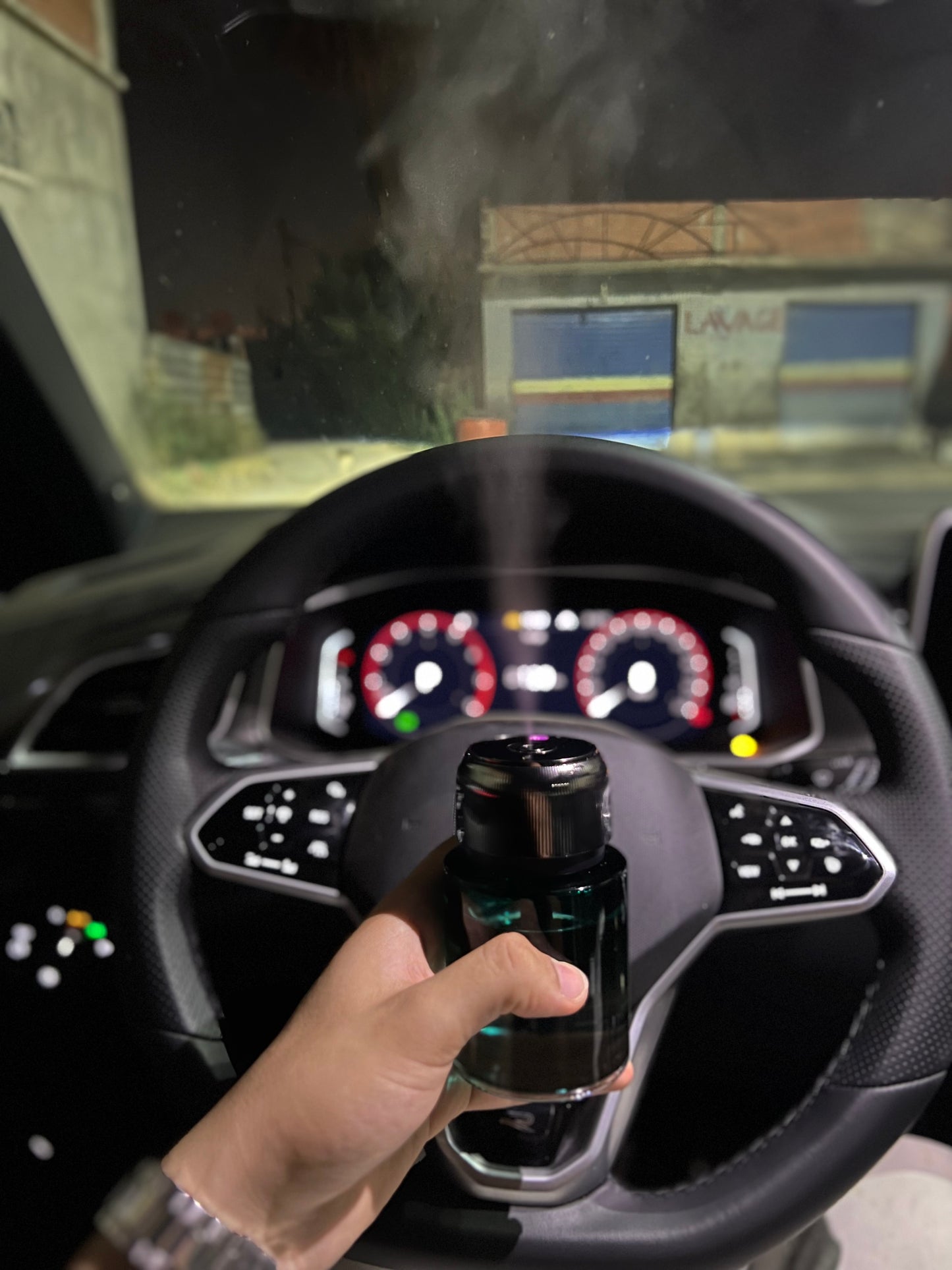 إكتشف جهاز التعطير الذكي لسيارتك🚗 مع تقنية LED💥✨ جهاز واحد، يعطّر، يضيء، ويبهرك!” ✨⚙️.
